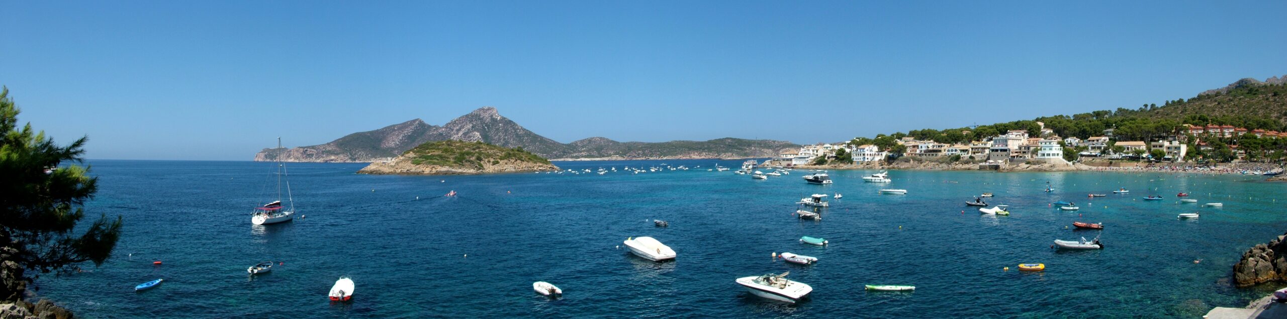 Panorama over de baai van Sant Elm met ankerende bootjes en het natuureiland Sa Dragonera aan de horizon