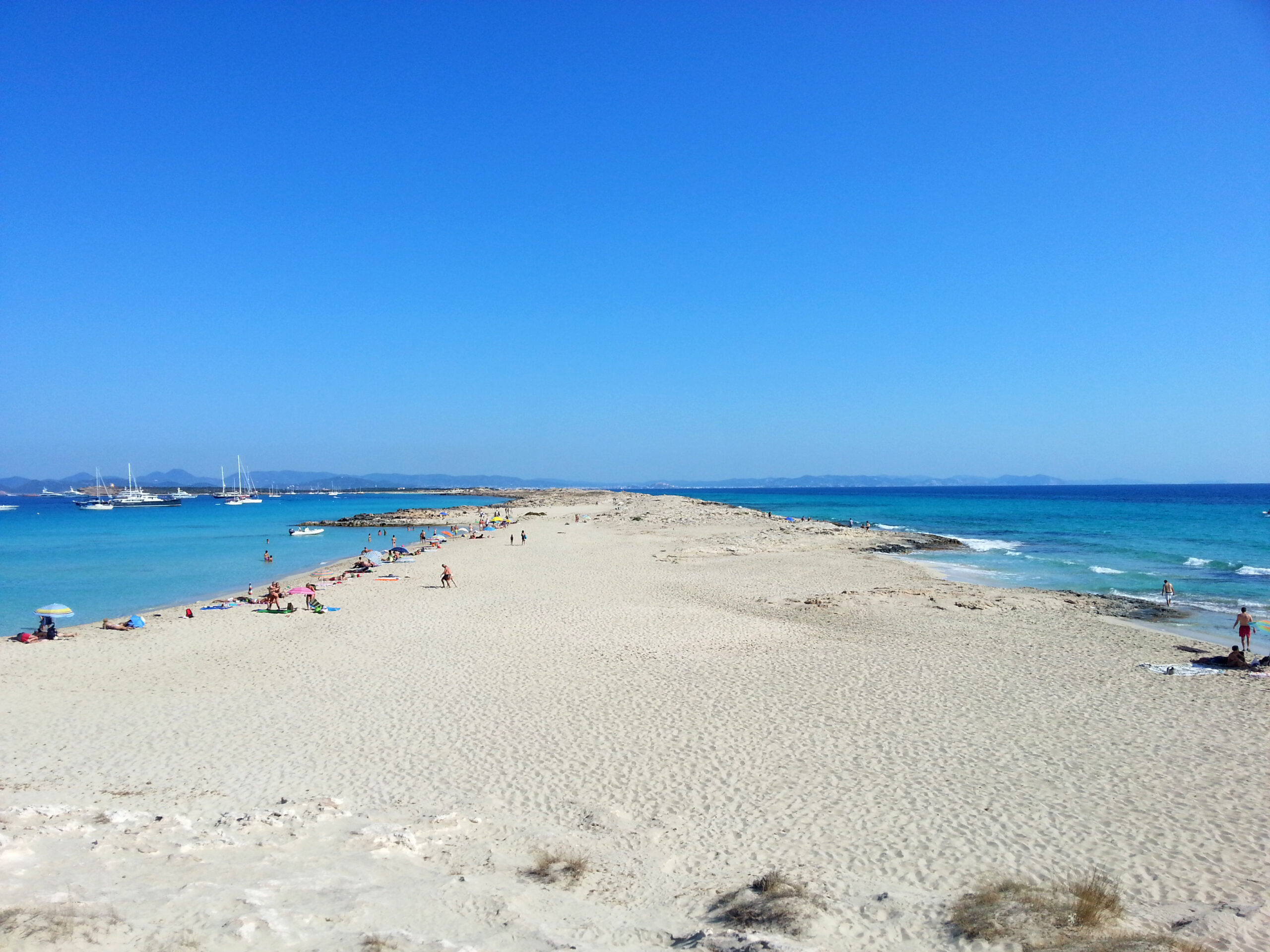 Ses Illetes Formentera: strandgids met de regels van 2026 3 De smalle zandtong van Es Trucadors met aan de linkerkant het kalme turquoise water van Ses Illetes en aan de rechterkant de golfjes van Platja de Llevant