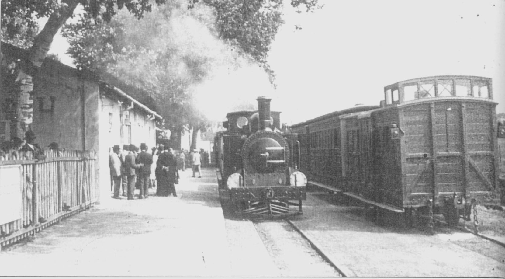 Historische foto van het station van Sineu met een smalspoorstoomlocomotief, rond 1920