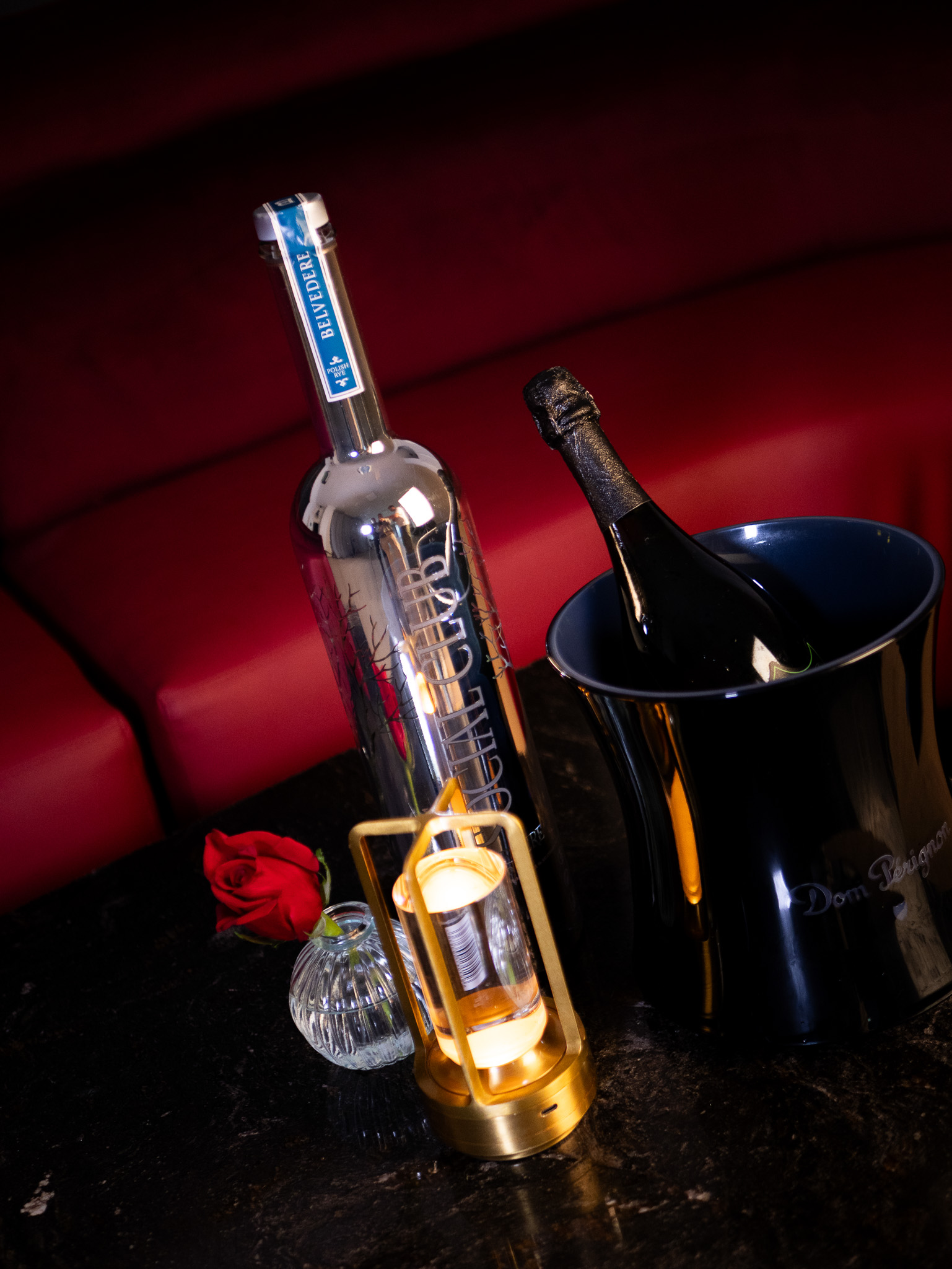 Social Club Mallorca: de boutique club aan de Paseo Marítimo van Palma 6 Fles sterke drank en champagne in een koeler op de viptafel van Social Club Mallorca