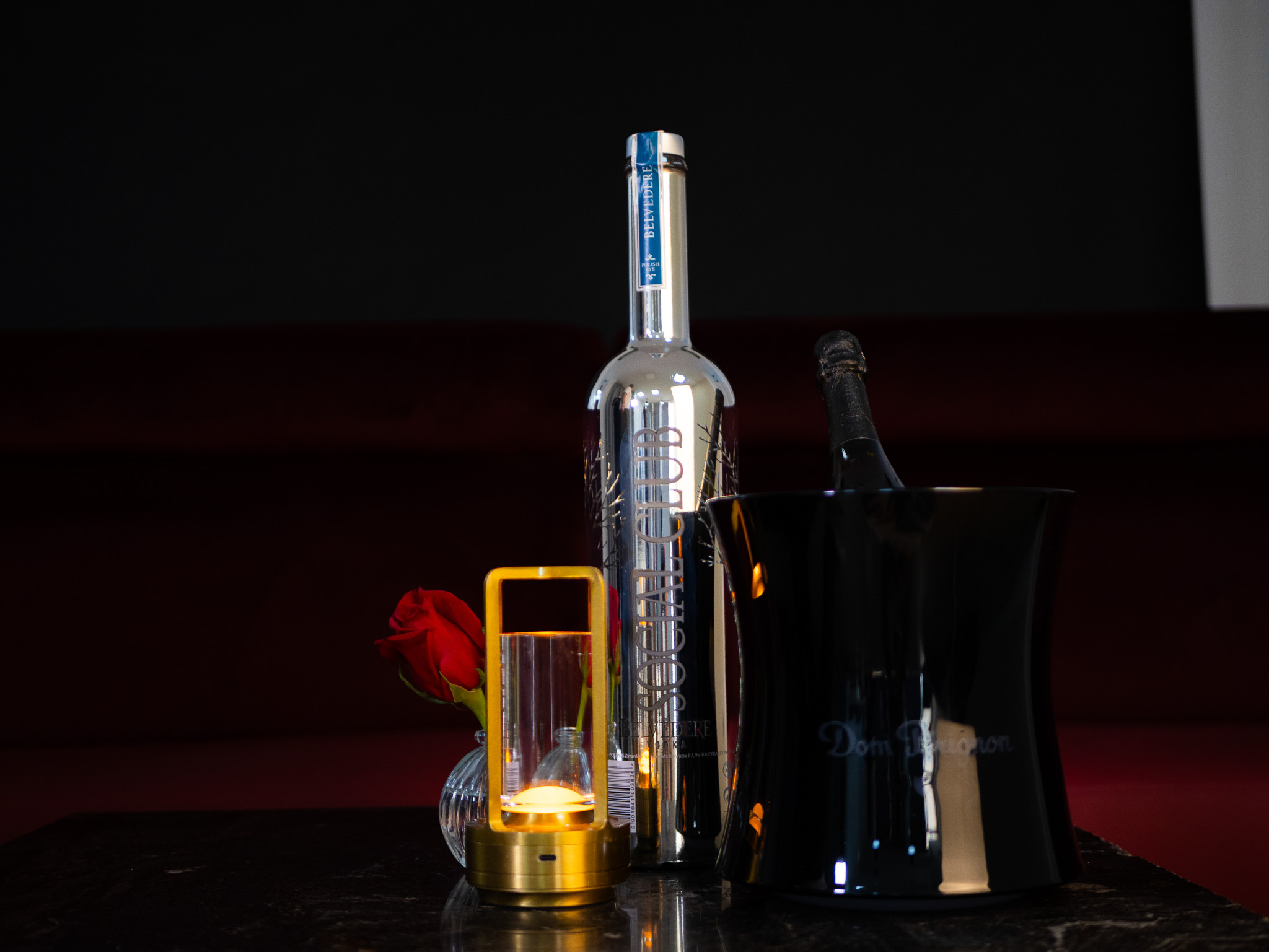 Social Club Mallorca: de boutique club aan de Paseo Marítimo van Palma 2 Fles en champagnekoeler op de marmeren tafel van de vip-afdeling van Social Club Mallorca