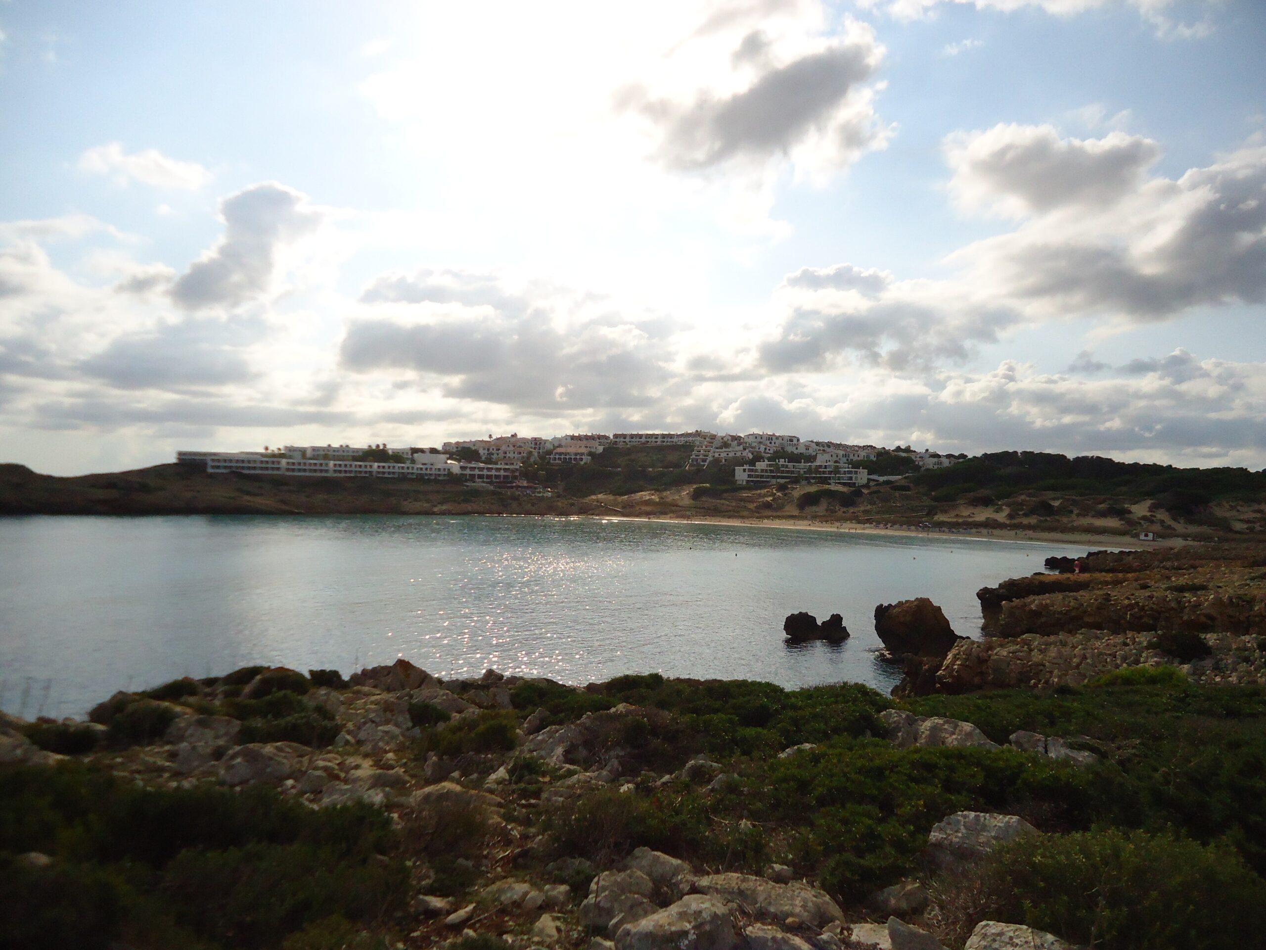 Son Parc Menorca: het duinstrand en de enige golfbaan van het eiland 5 De baai van Son Parc gezien vanaf de kaap, met de appartementen op de achtergrond