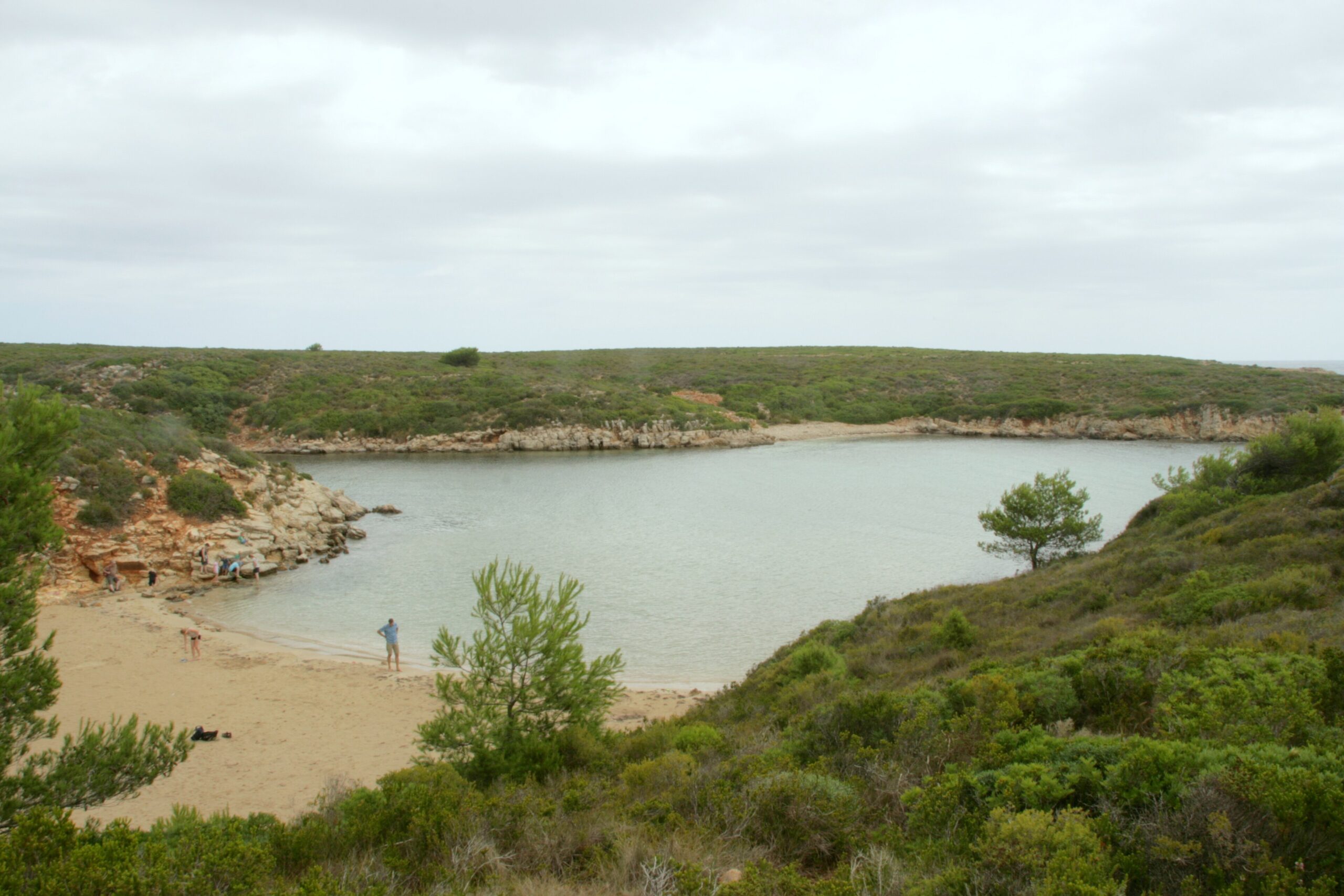 Son Parc Menorca: het duinstrand en de enige golfbaan van het eiland 3 Het kleine strandje van Cala Pudent met rode rotsen en groen struikgewas