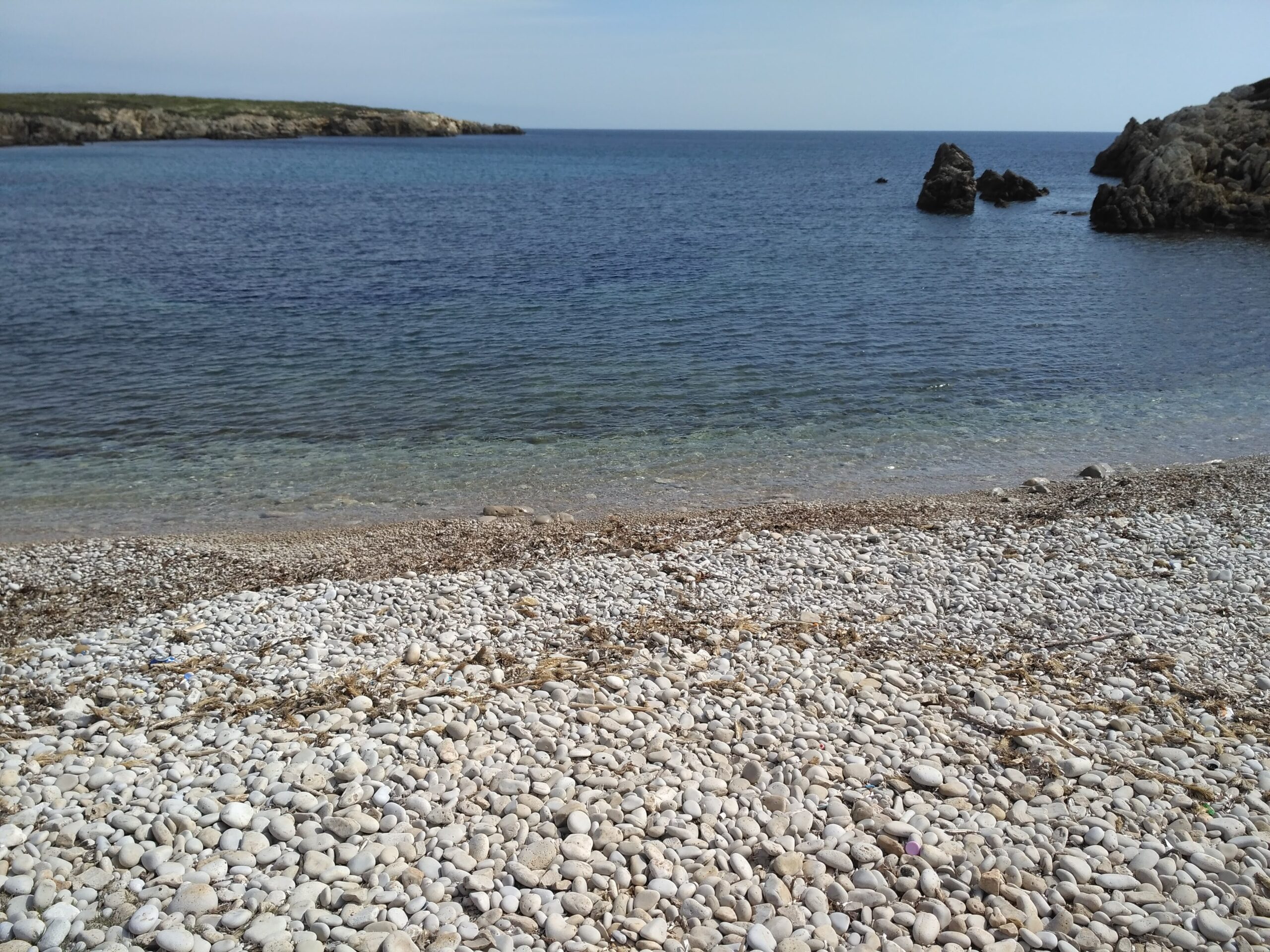 Son Parc Menorca: het duinstrand en de enige golfbaan van het eiland 11 Kiezelstrandje aan het kustpad tussen Son Parc en Cala Pudent