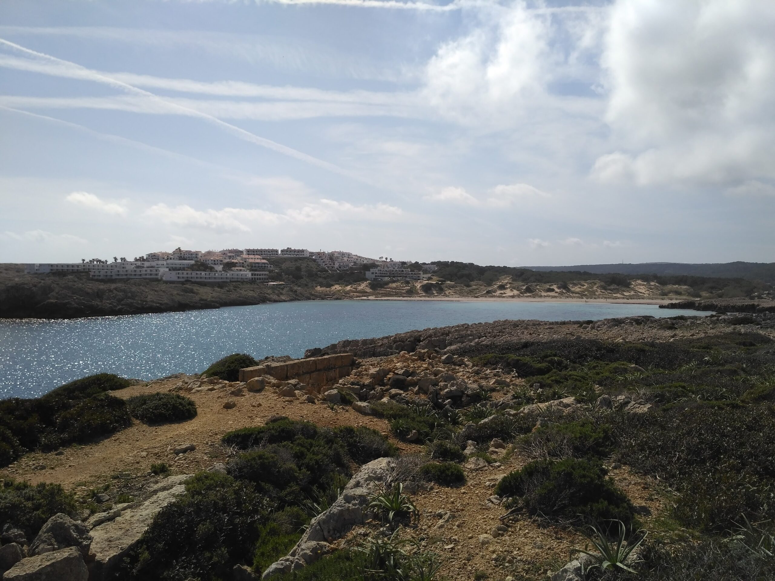 Son Parc Menorca: het duinstrand en de enige golfbaan van het eiland 8 Het kustpad van het Cami de Cavalls boven de baai bij Son Parc
