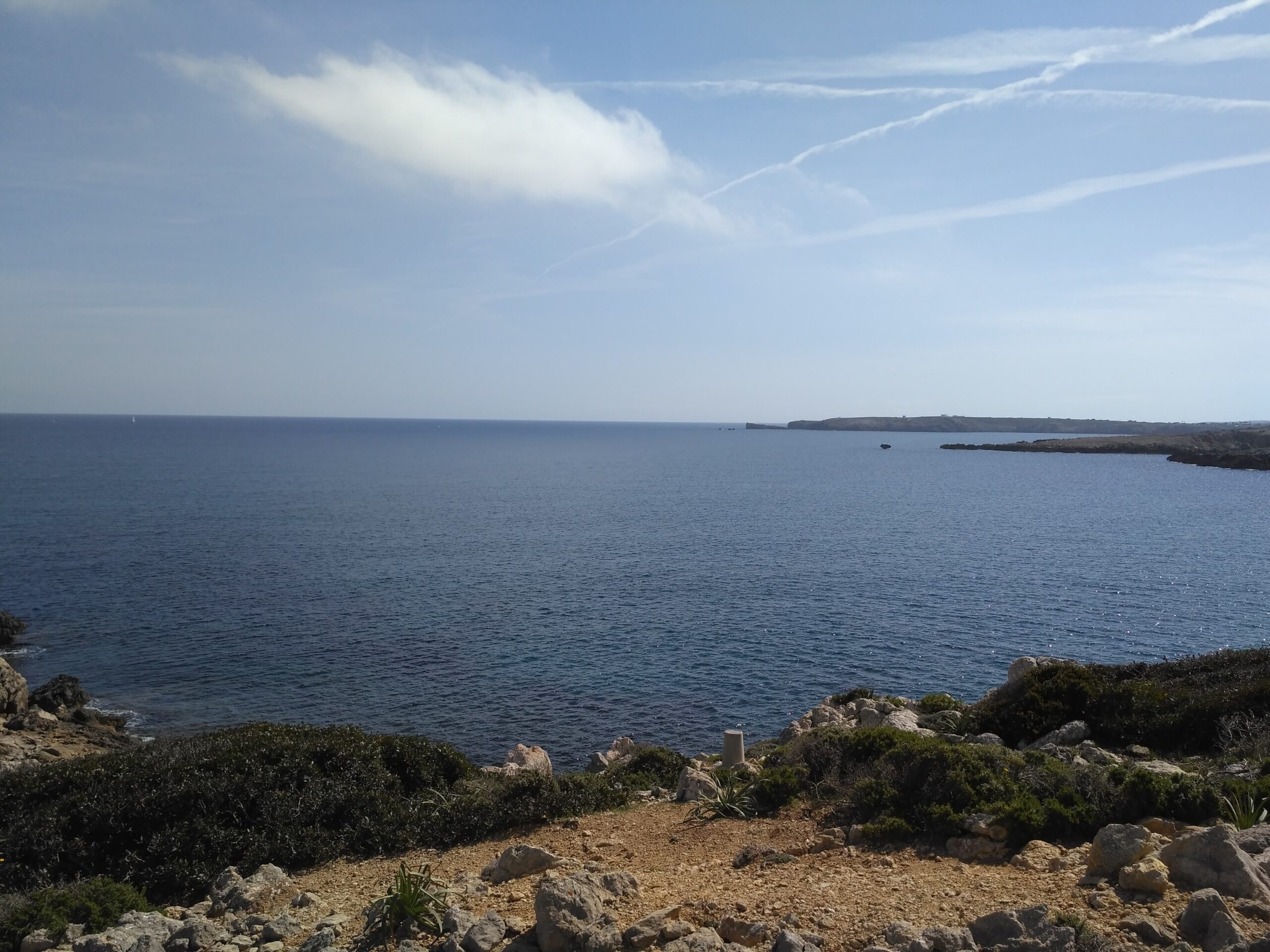 Son Parc Menorca: het duinstrand en de enige golfbaan van het eiland 9 Uitzicht over de open zee vanaf de kust ten noorden van Son Parc