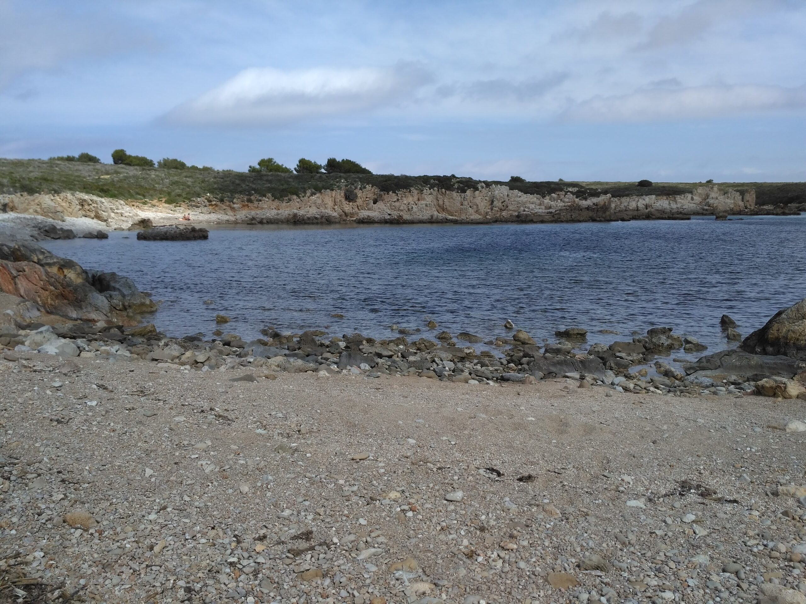Son Parc Menorca: het duinstrand en de enige golfbaan van het eiland 10 Het pad langs de kust richting Cala Pudent met een kiezelstrandje
