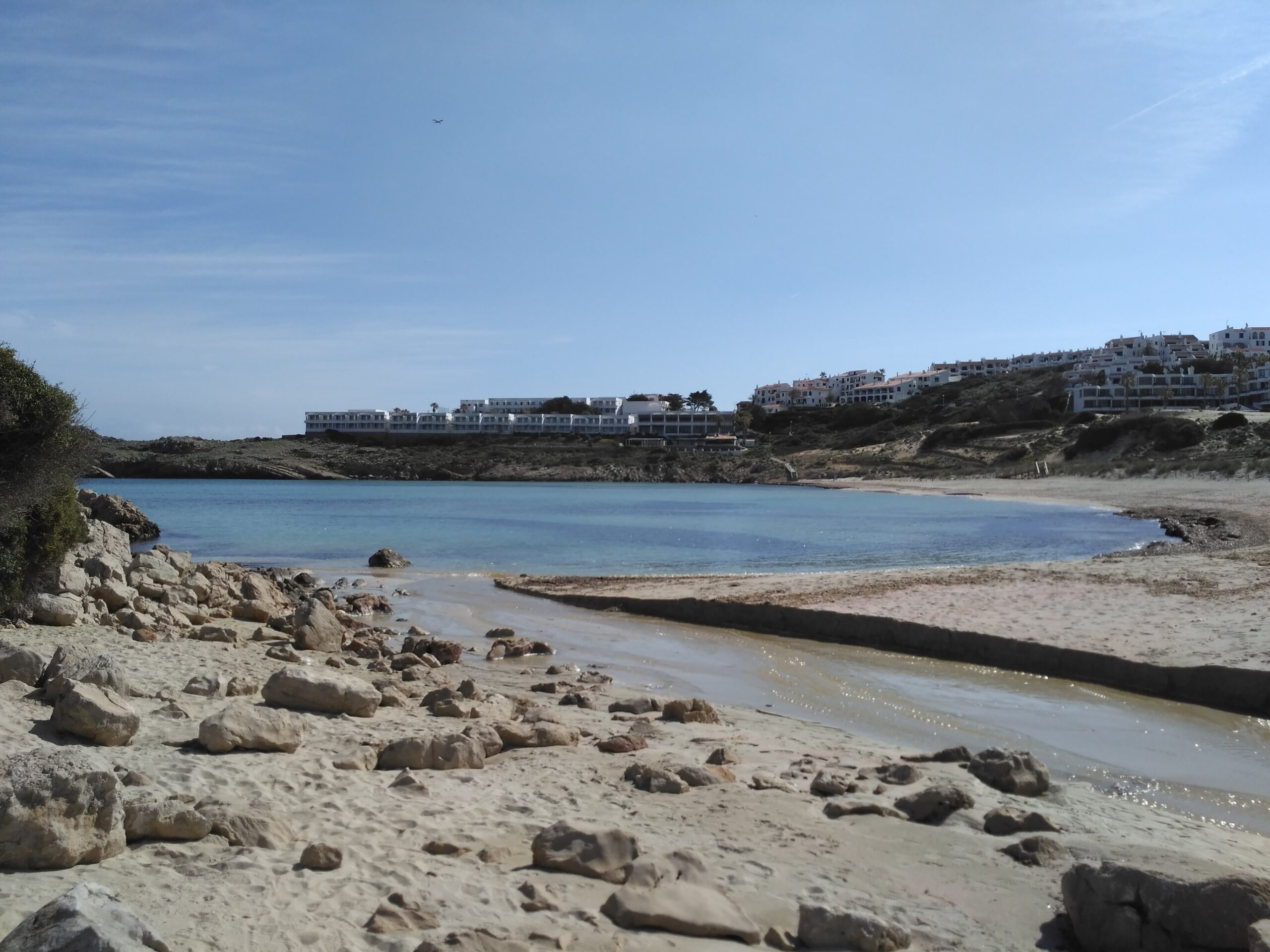 Son Parc Menorca: het duinstrand en de enige golfbaan van het eiland 4 Overzicht van het strand van Son Parc vanaf de rotsen aan de westkant