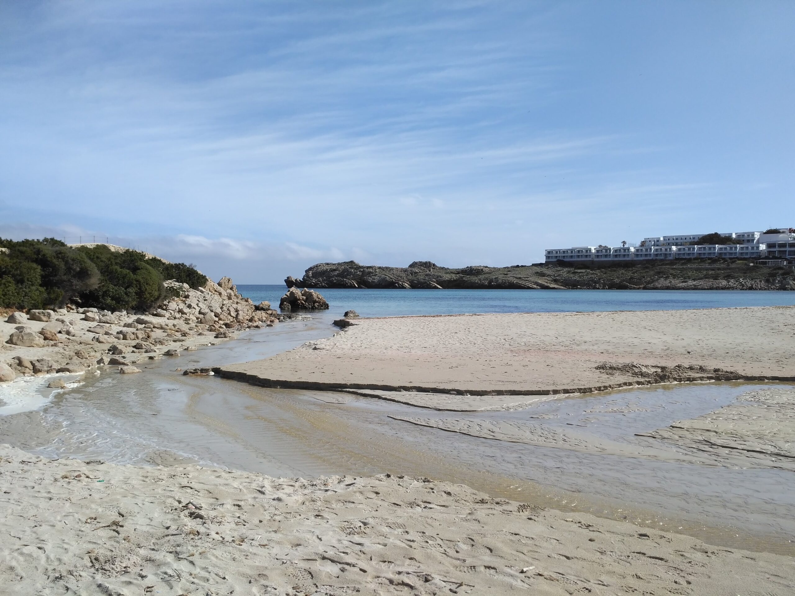 Son Parc Menorca: het duinstrand en de enige golfbaan van het eiland 2 Het witte zand van het strand van Son Parc met de beek die naar zee loopt