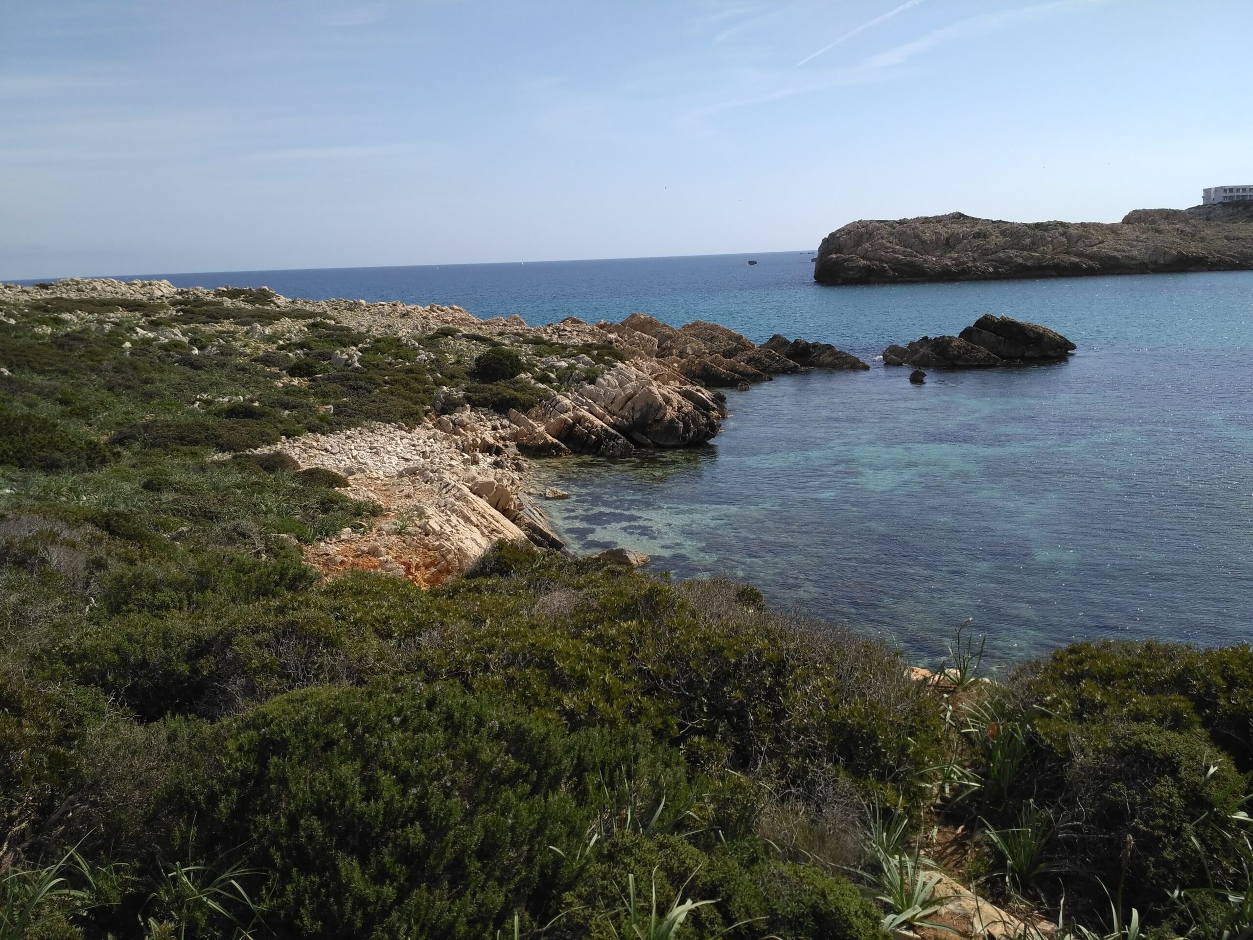 Son Parc Menorca: het duinstrand en de enige golfbaan van het eiland 7 Turquoise water tussen de rotsen aan de noordkust bij Son Parc