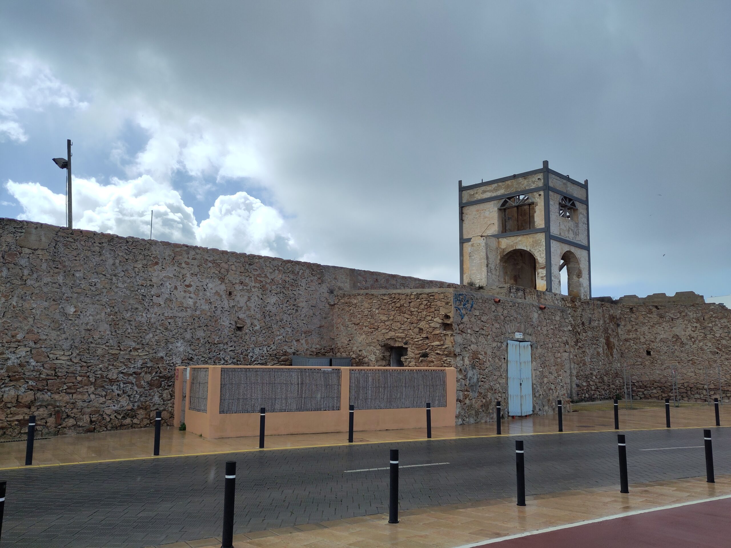 De oude zoutlaadtoren El Guafe aan de kade van La Savina op Formentera, met de straat ervoor