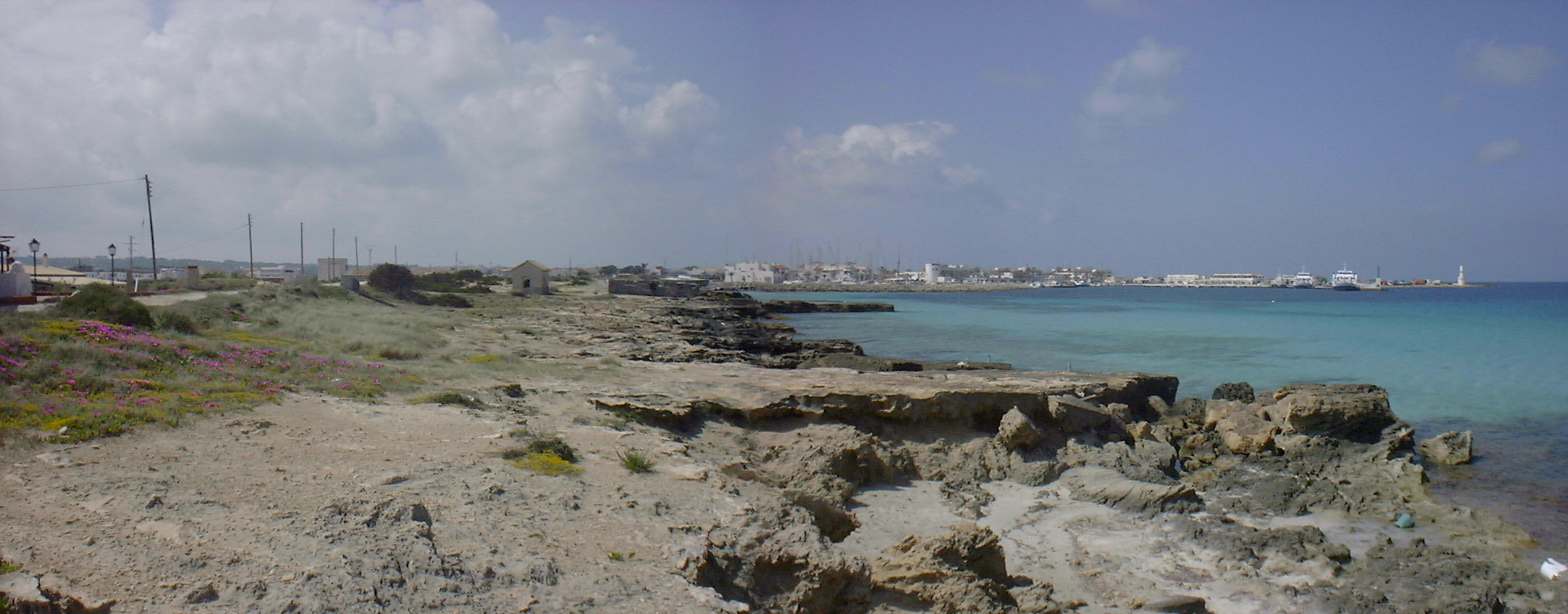 Panorama van de haven van La Savina op Formentera, waar de taxistandplaats bij de aankomst van de veerboot ligt