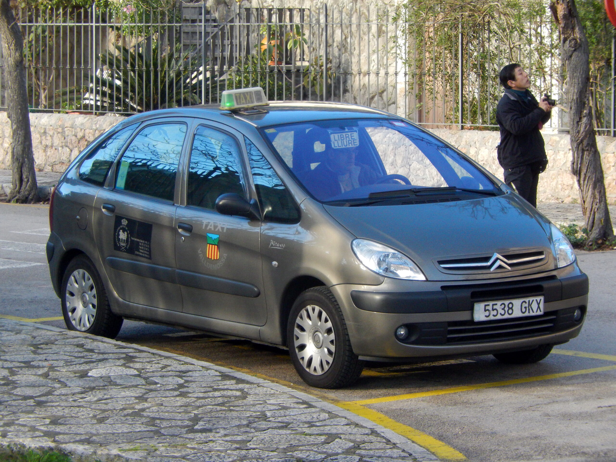 Taxi in Valldemossa met het wapenschild en de naam van de gemeente op het portier en het bordje libre lliure achter de voorruit