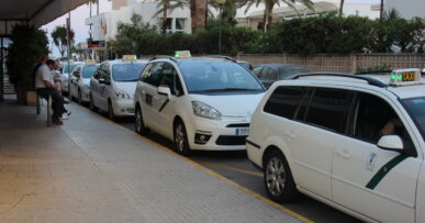 Rij witte taxi's met een taxibordje op het dak bij de standplaats in Cala Millor op Mallorca