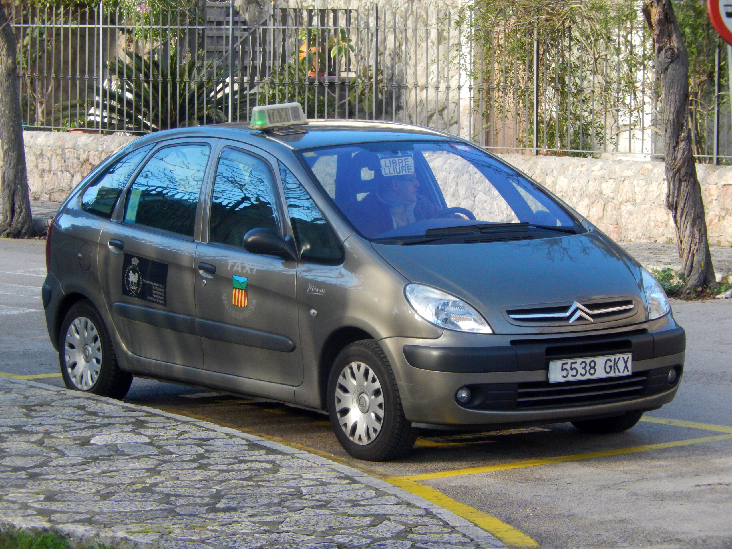 Taxi op Mallorca met een brandend groen lampje op het dak en het bordje lliure achter de voorruit, het teken dat hij vrij is