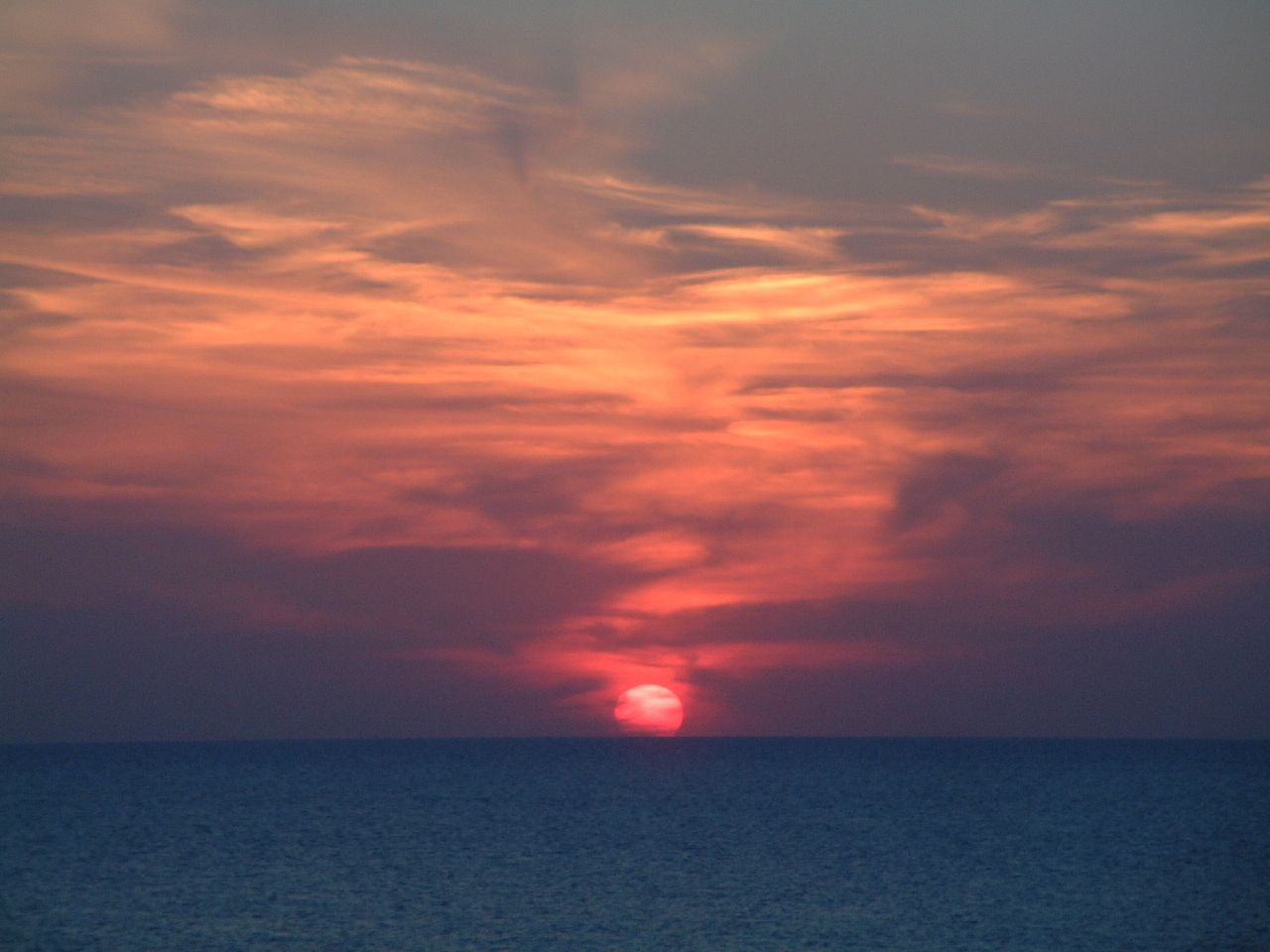 Zonsondergang Formentera: waar, hoe laat en welke kust 1 De zon zakt in de zee bij Punta Rasa boven Cala Saona op Formentera