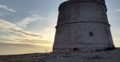 De wachttoren Torre des Garroveret op het plateau van Cap de Barbaria op Formentera in het laatste licht van de dag