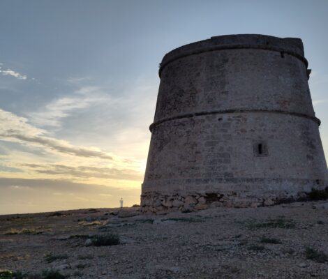 De wachttoren Torre des Garroveret op het plateau van Cap de Barbaria op Formentera in het laatste licht van de dag