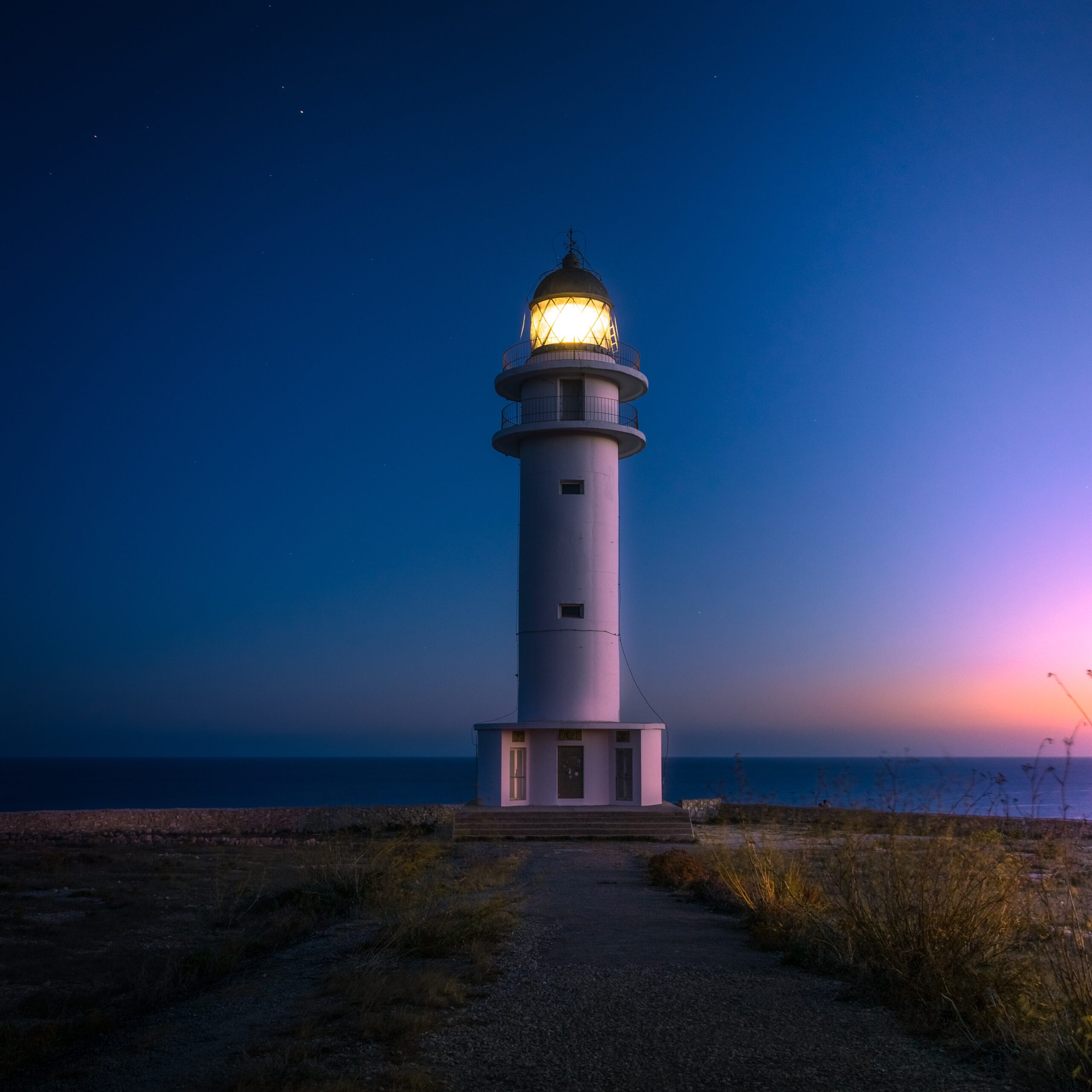 Zonsondergang Formentera: waar, hoe laat en welke kust 2 De vuurtoren van Cap de Barbaria op het zuidelijkste punt van de Balearen bij zonsondergang